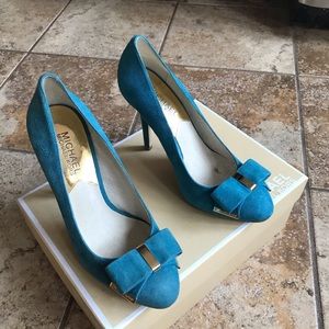 New with box Michael Kors suede pump